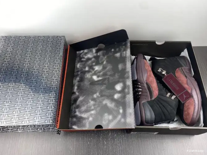 DV6989-001 Ma Retro 12 Maniere Jordan Black A 0606